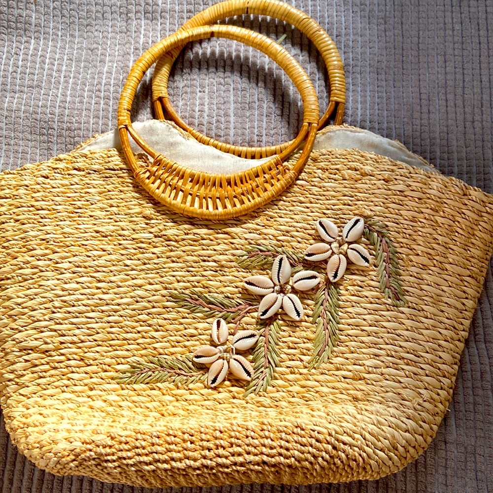 Vintage straw bag with shell flower design